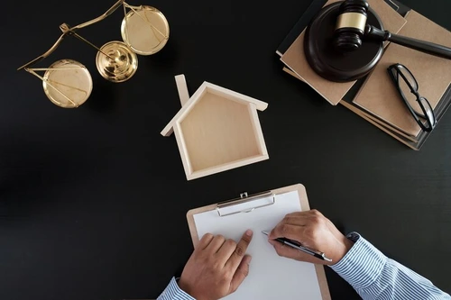 Real estate law attorney specializing in commercial leases